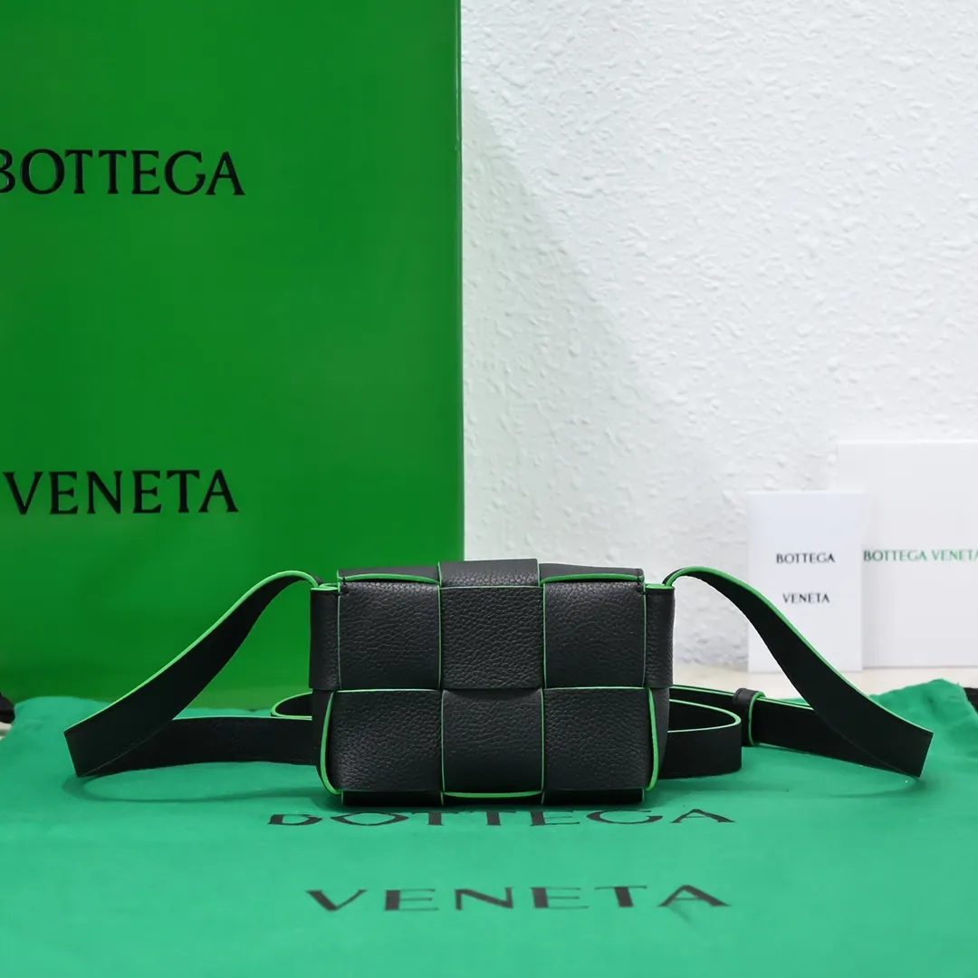 #B家’s new sheepskin checkered Mini cassette Bag. New style in mud and white color combination🎈 This little cutie has been blown away before it’s shipped. Available in waxed leather/sheepskin. Both leathers have a special texture to the touch. A cute little cutie with stunning looks. Super delicate and cute. Although it can’t fit a mobile phone, it can hold a lot of everyday cuties. It can be used as a decoration or a small bag. The mini Tabby can always add points to the look just right. A cute little girl who has a 100% chance of turning heads when traveling. The same style as Get’s. The shoulder strap and cross-body length are just right. Perfect~ Size: 12x8x4, model number; 6813#